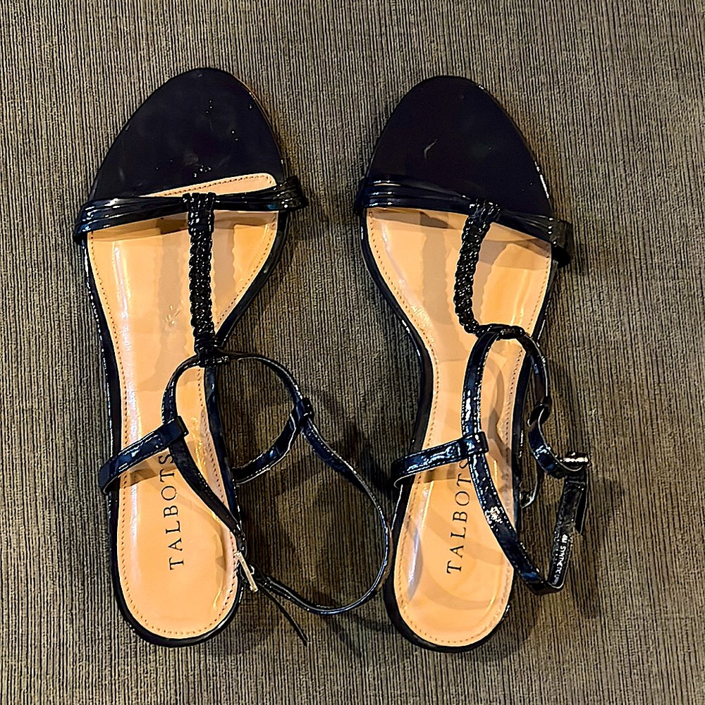 Talbots Black Patent Twisted T-Strap Low Wedge Sandal

Size 8